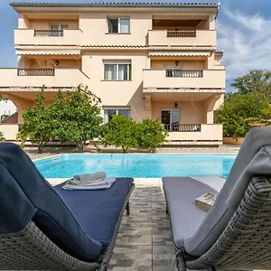 Juric Apartments-rab Palit